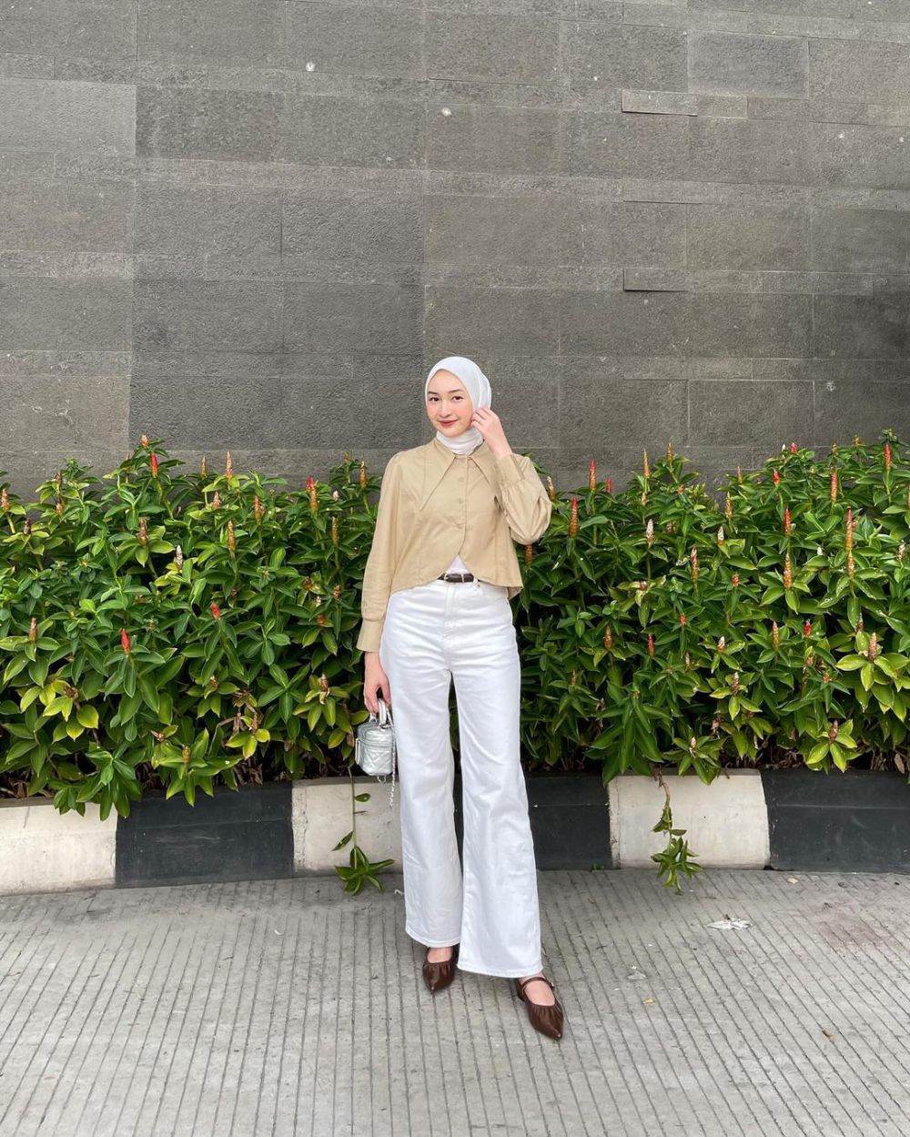 9 Gaya OOTD Minimalis ala Ingrid Yulika, Cocok buat Cewek Simple!