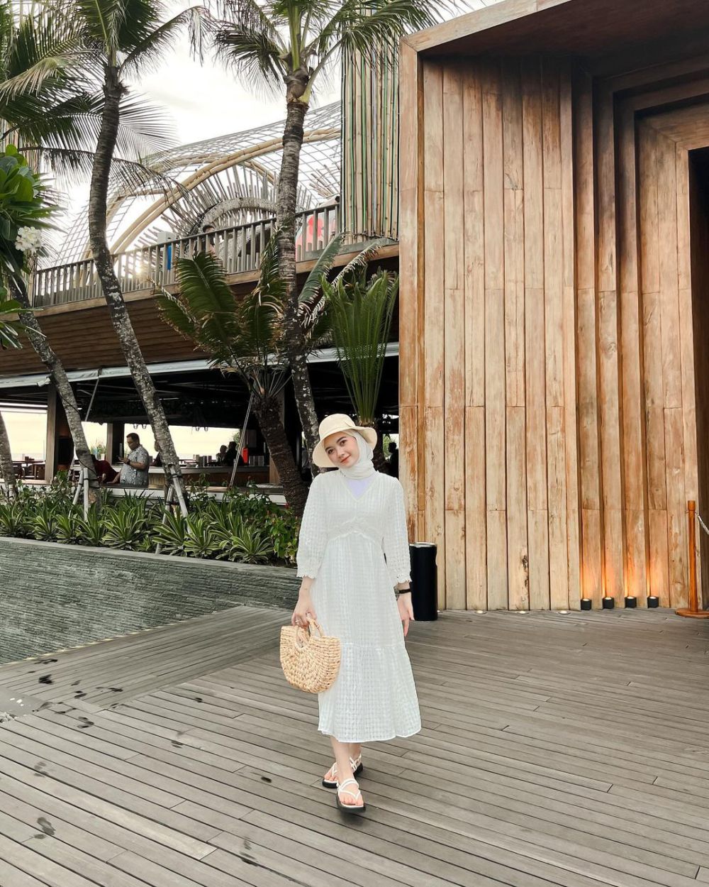 9 Inspirasi Hijab Beach Outfit ala Nindi Ariesti, Looks Chic!