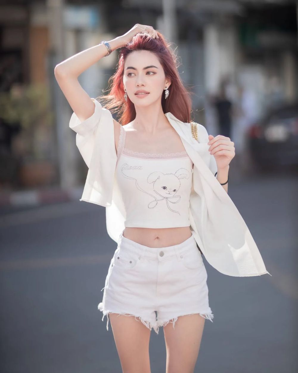 9 Inspirasi Casual Beach Outfit ala Davika Hoorne, Super Comfy!