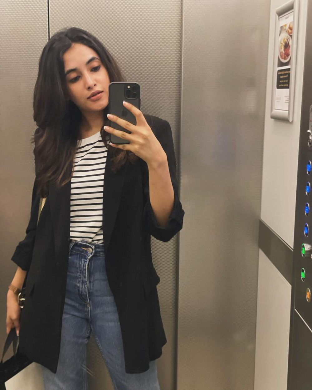 10 Inspirasi OOTD Outer ala Aktris India, Cocok Buat Daily Outfit