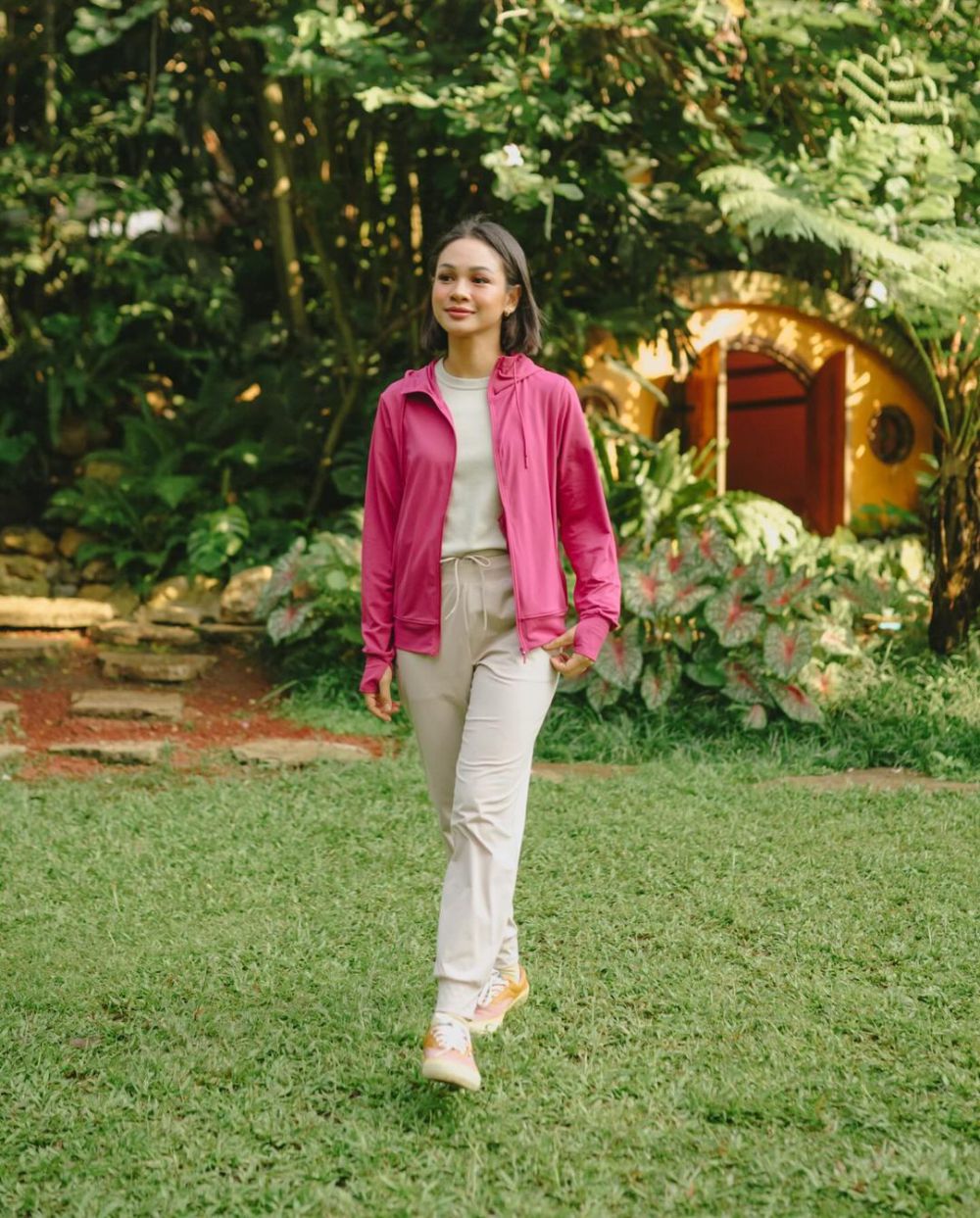 9 Inspirasi Outfit Pakai Sneakers ala Andien Aisyah, Chic and Comfy!