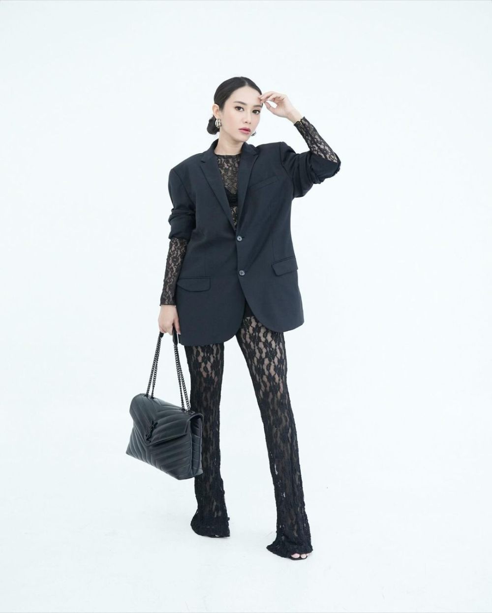 7 Gaya All Black Outfit ala Merdianti Octavia, One Set hingga Dress!