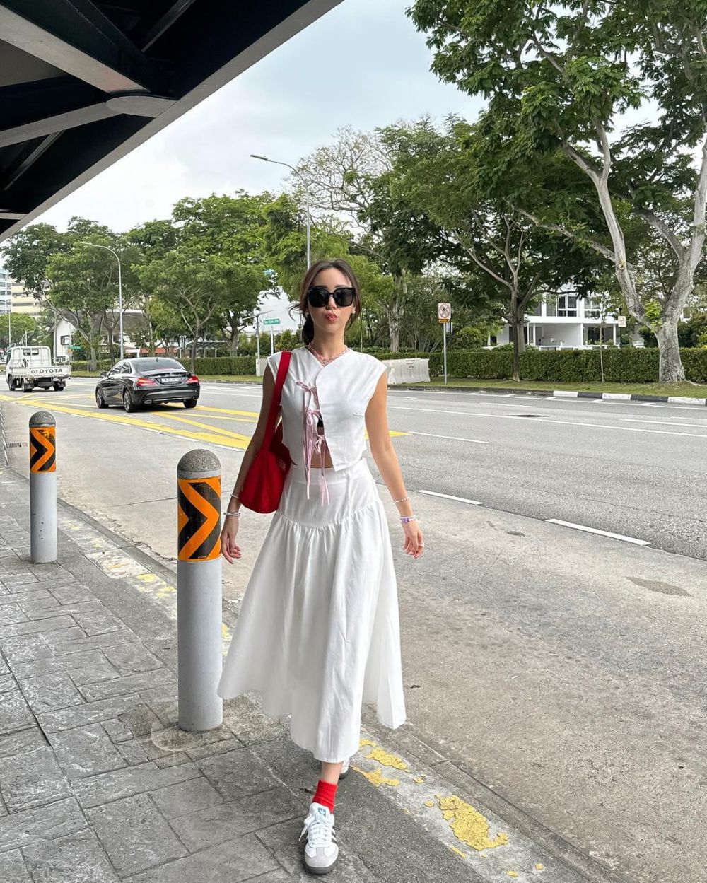 9 Rekomendasi White Outfit ala Shannon Dorothea, Minimalist Classy!