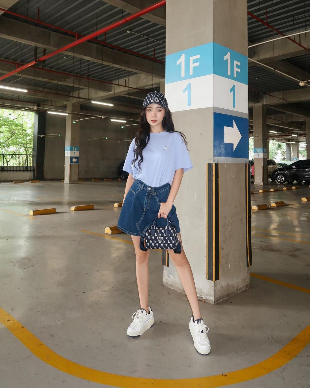 9 Gaya OOTD Serba Denim ala Shannon Dorothea, Casual Timeless!