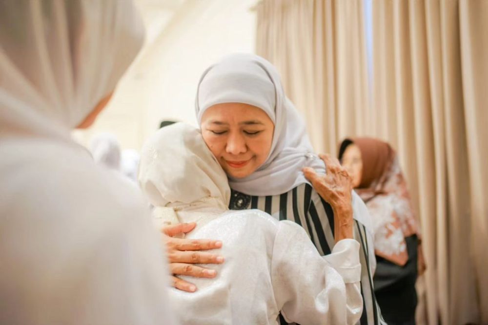 Hijab Segi Empat ala Khofifah, Simpel dan Terlihat Kalem