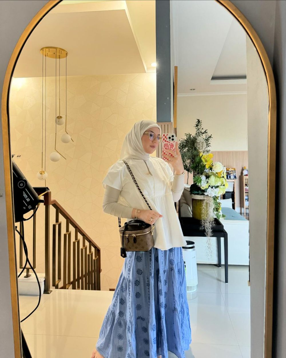 8 OOTD Hijab untuk Liburan ala Irish Bella, Catchy dan Leluasa