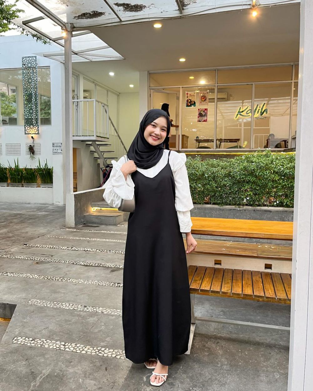 9 Inspirasi Outfit Monokrom ala Siska Amera, So Catchy!