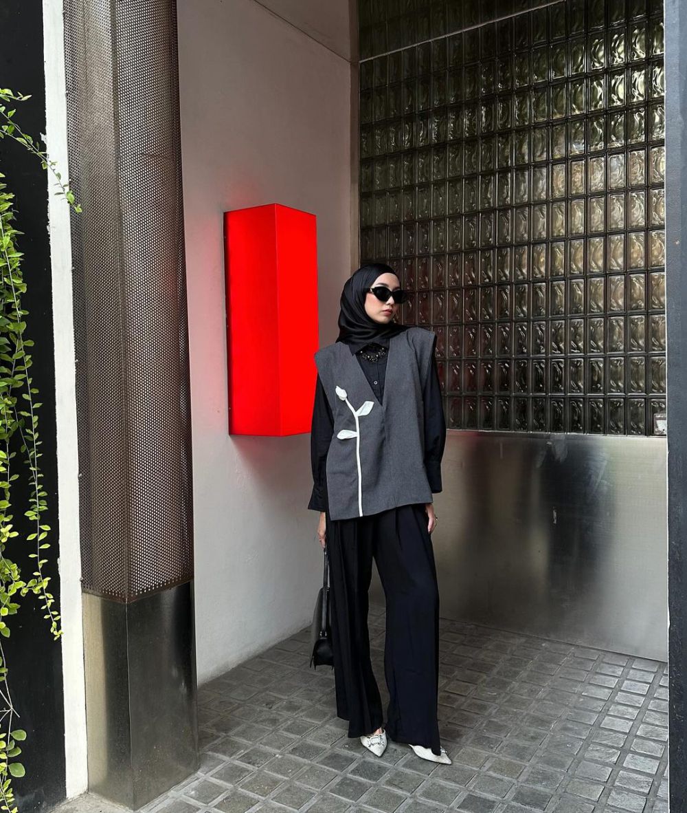 7 Ide Styling Kemeja Hitam ala Selebgram Hijabers, Looks Stunning!