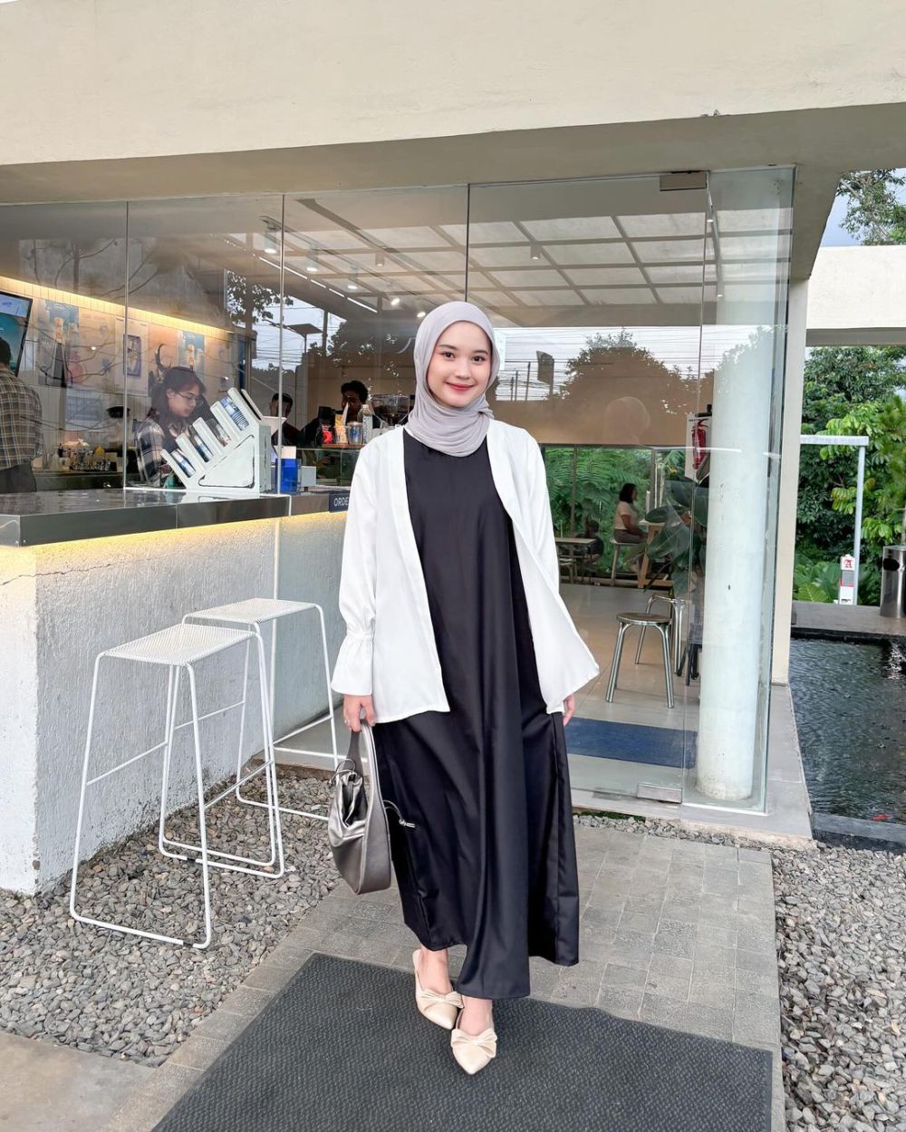 9 Inspirasi Outfit Monokrom ala Siska Amera, So Catchy!