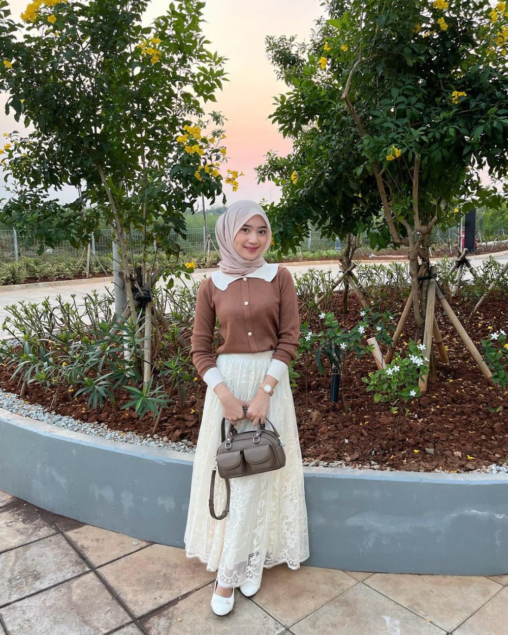 9 Inspirasi Outfit Hijab Casual Teen ala Faradithya Putri, Cheerful!