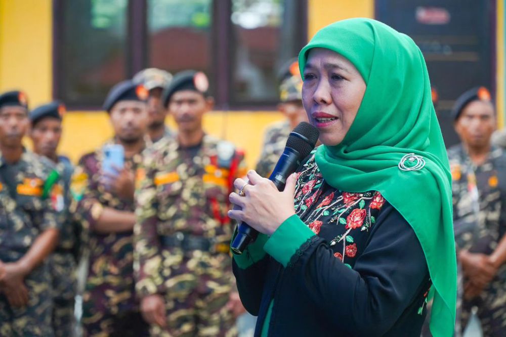 Hijab Segi Empat ala Khofifah, Simpel dan Terlihat Kalem