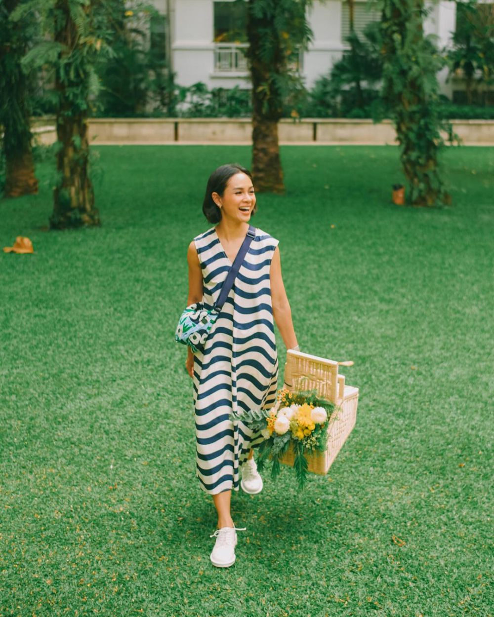 9 Inspirasi Outfit Pakai Sneakers ala Andien Aisyah, Chic and Comfy!