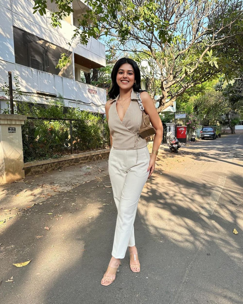 10 Inpirasi Outfit Jalan-Jalan ala Aishwarya Sanglikar, Elegan!