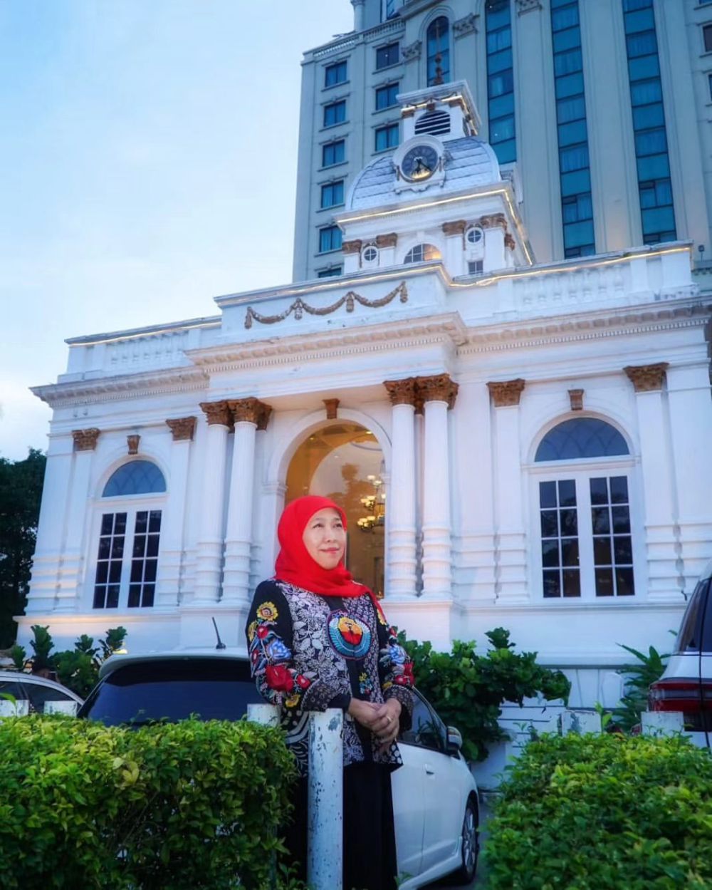 Hijab Segi Empat ala Khofifah, Simpel dan Terlihat Kalem