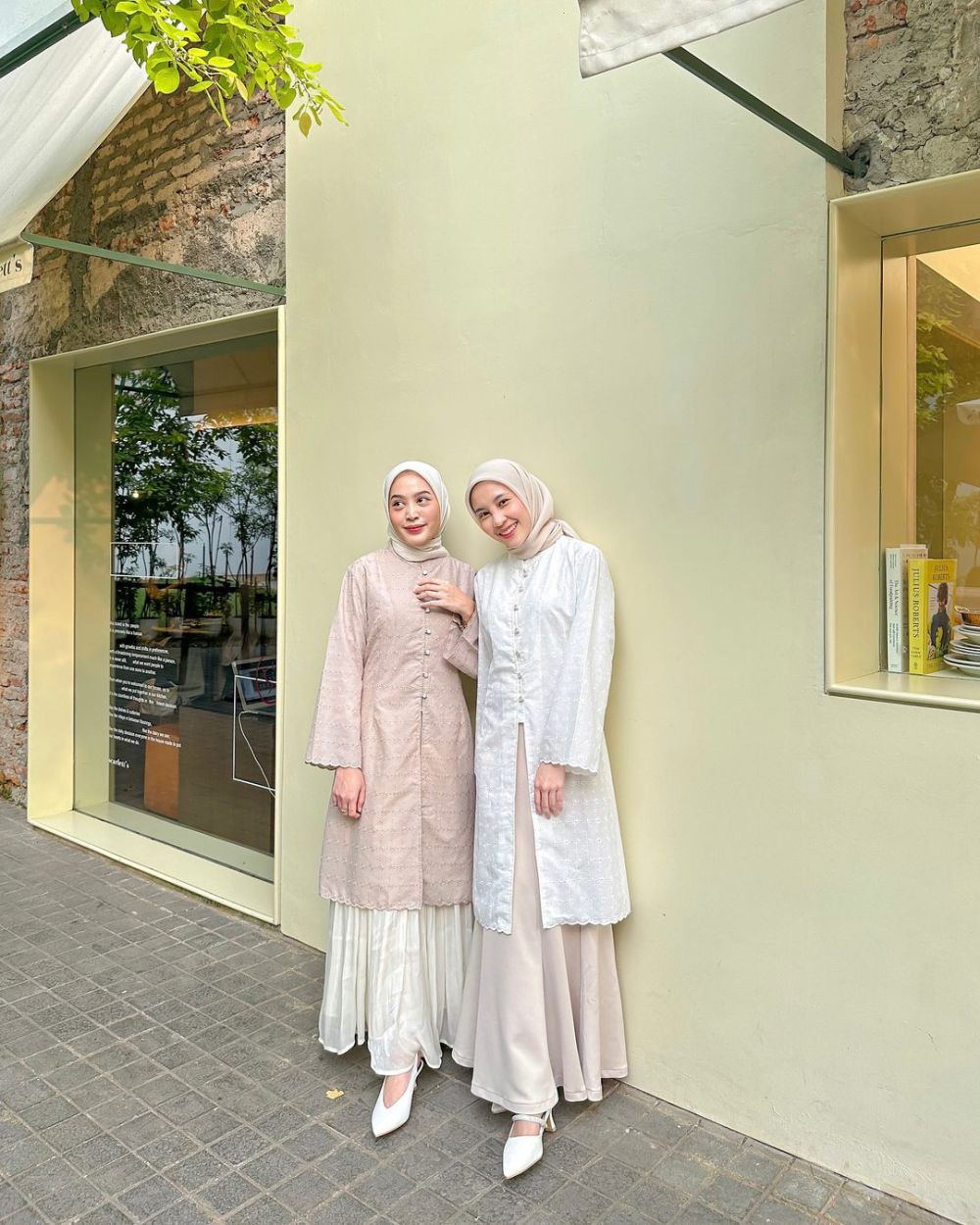 9 Inspirasi Hijab Bestie Fits ala Selebgram Hijabers, Kompak Banget!