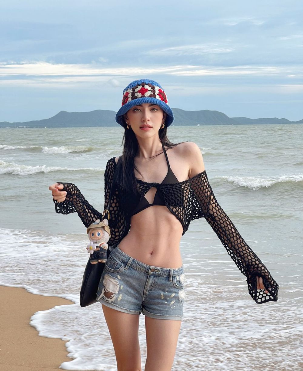 9 Inspirasi Casual Beach Outfit ala Davika Hoorne, Super Comfy!