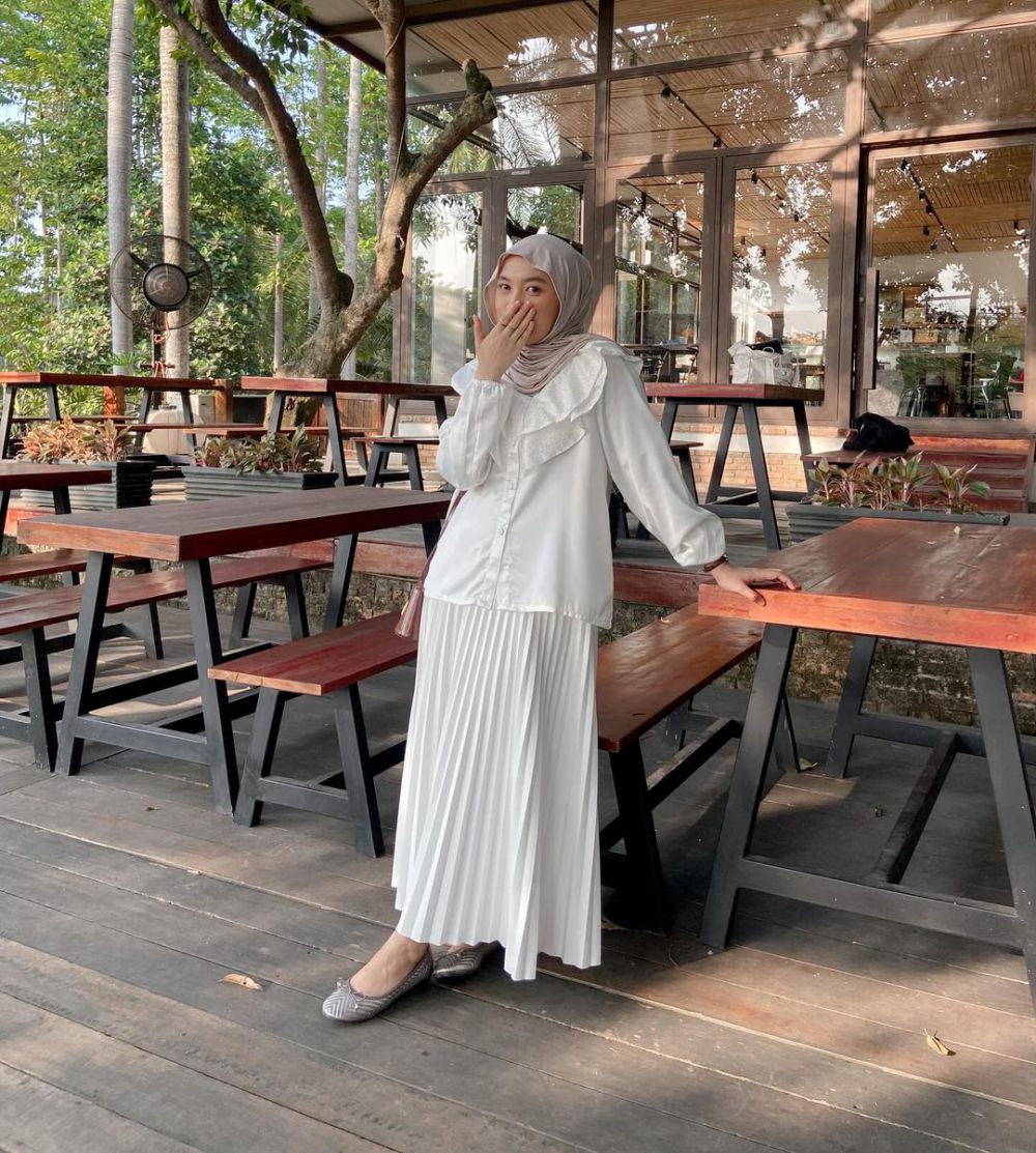 8 OOTD Hijab Nuansa Warna Putih ala Darma Putri, Manis Abis!