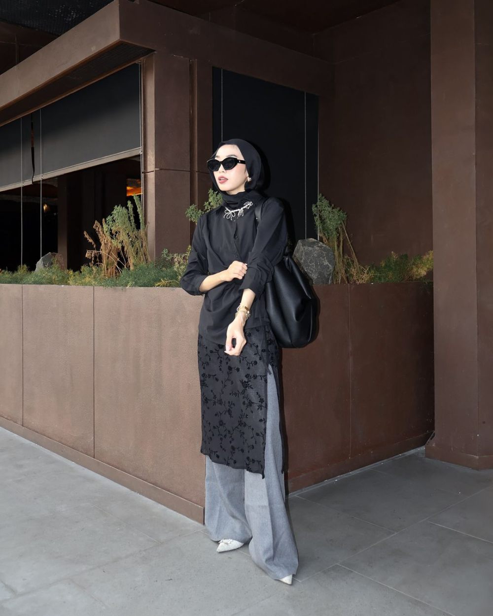 7 Ide Styling Kemeja Hitam ala Selebgram Hijabers, Looks Stunning!