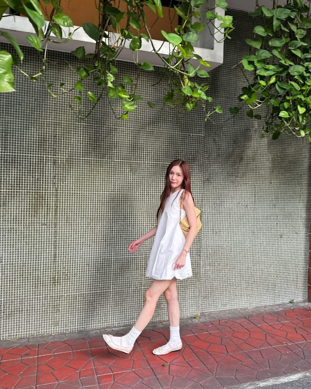 8 OOTD ke Pantai Pakai White Dress ala Aktris Thailand, Classy!