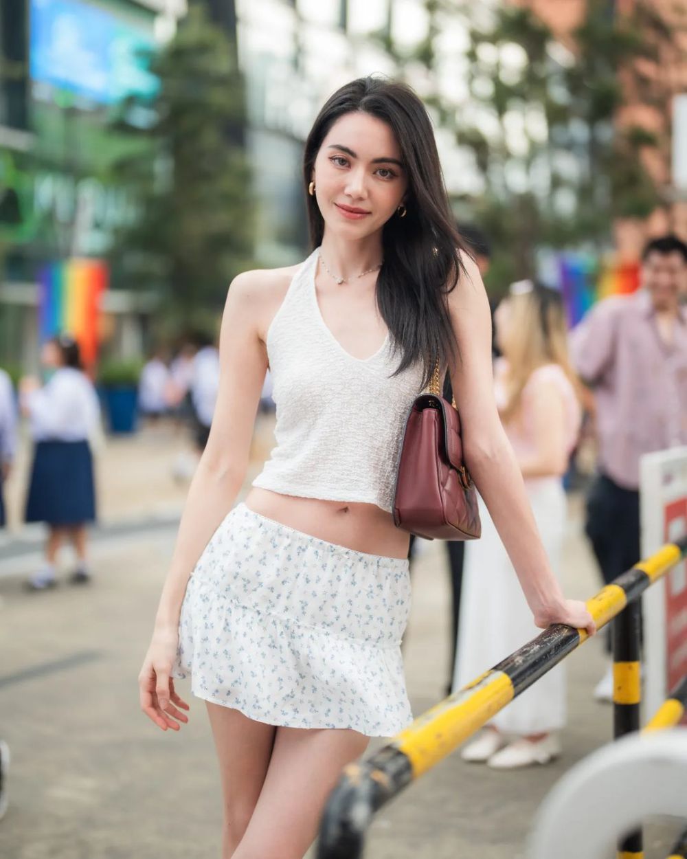 9 Inspirasi Casual Beach Outfit ala Davika Hoorne, Super Comfy!