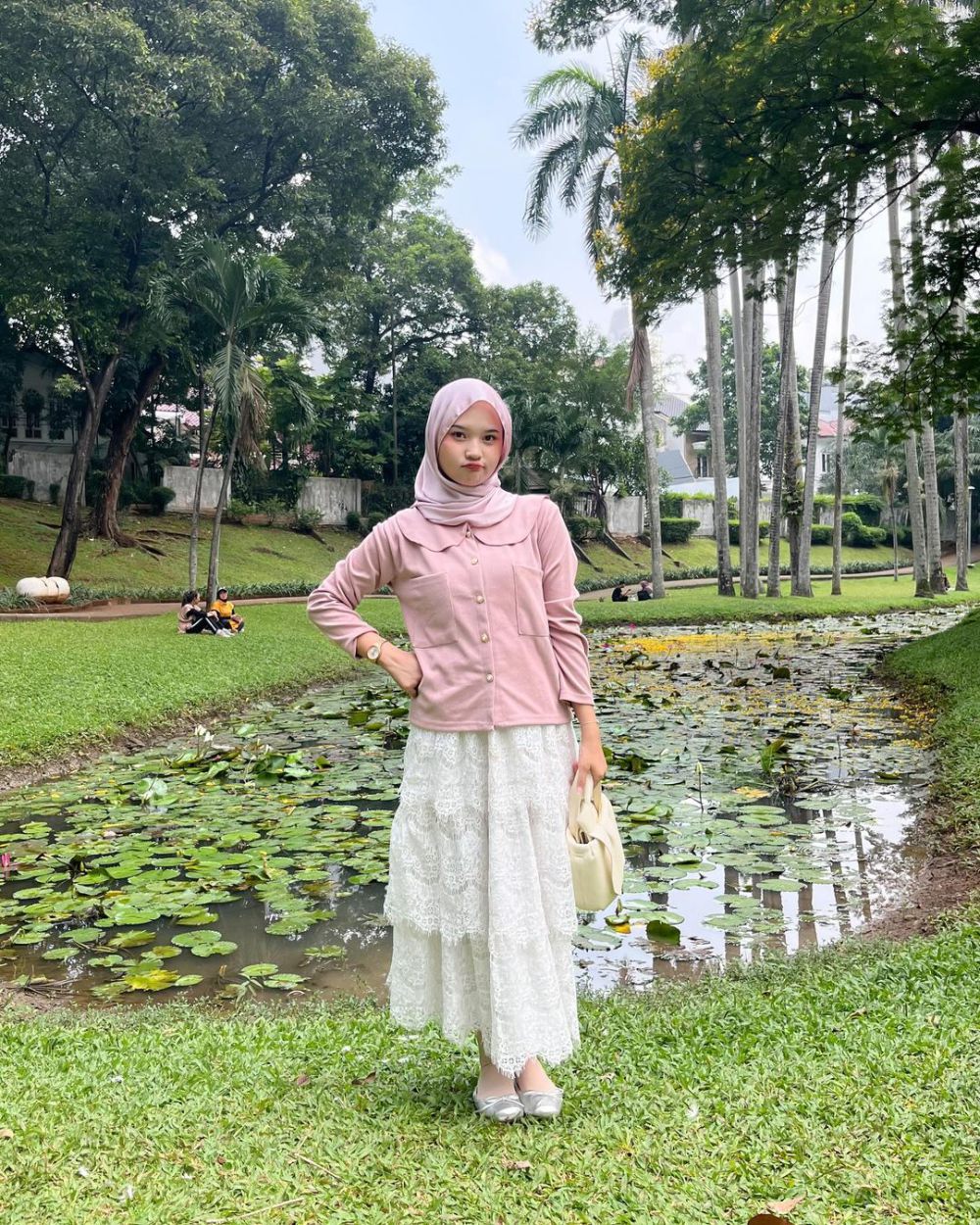 11 Ide Outfit Nuansa Pink dan Putih ala Siska Amera, Looks Girly!