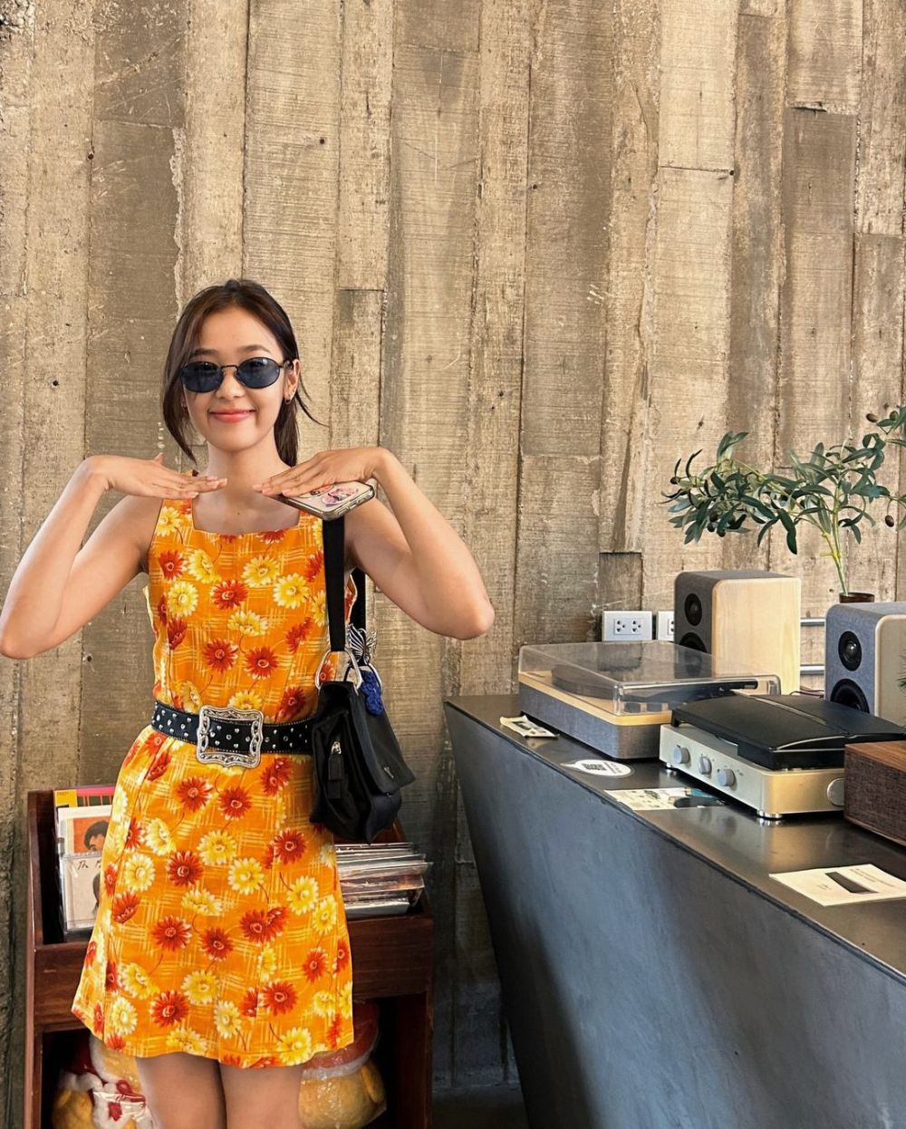 9 OOTD ke Pantai Pakai Floral Dress ala GMMTV Girls, Cheerful!