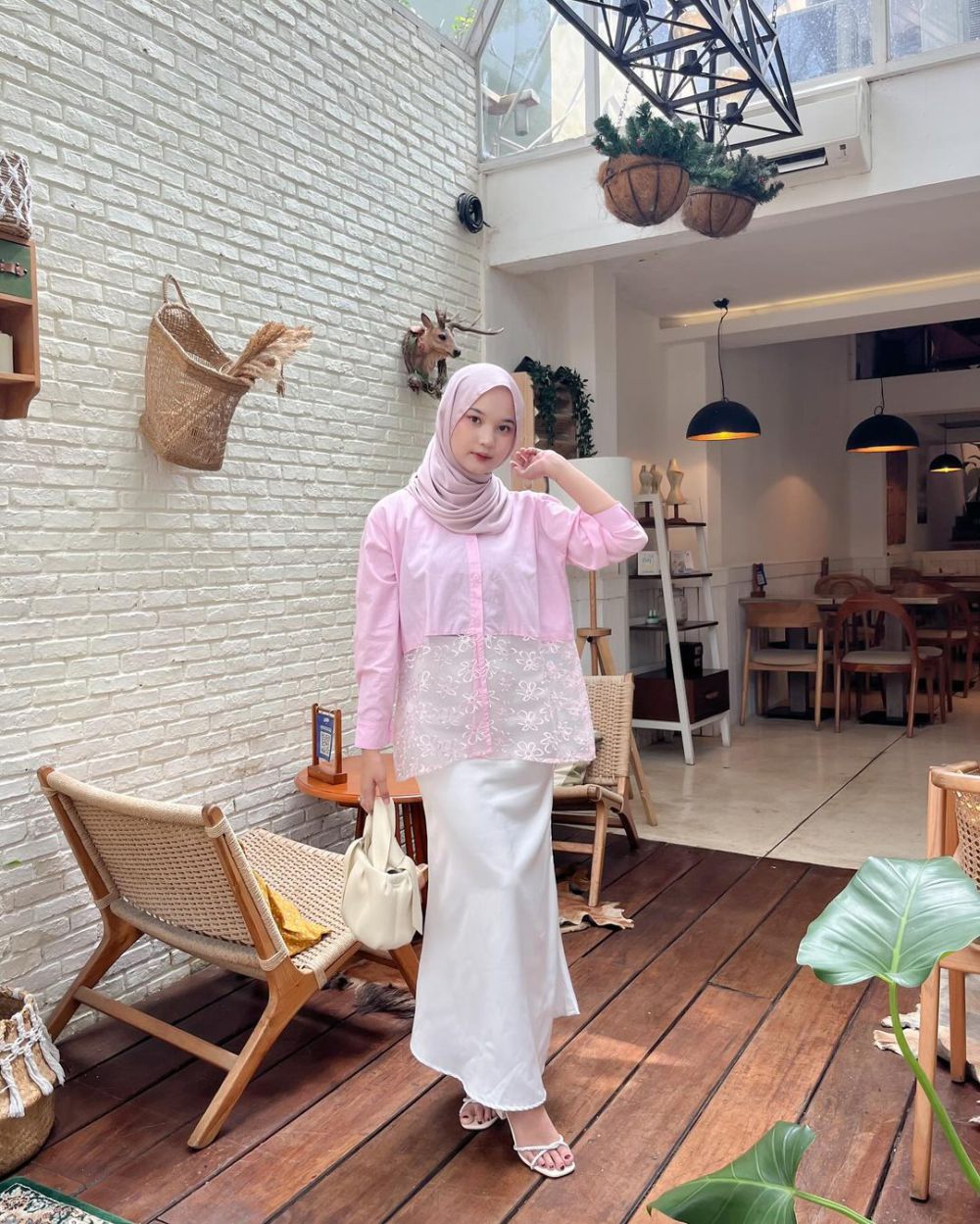 11 Ide Outfit Nuansa Pink dan Putih ala Siska Amera, Looks Girly!