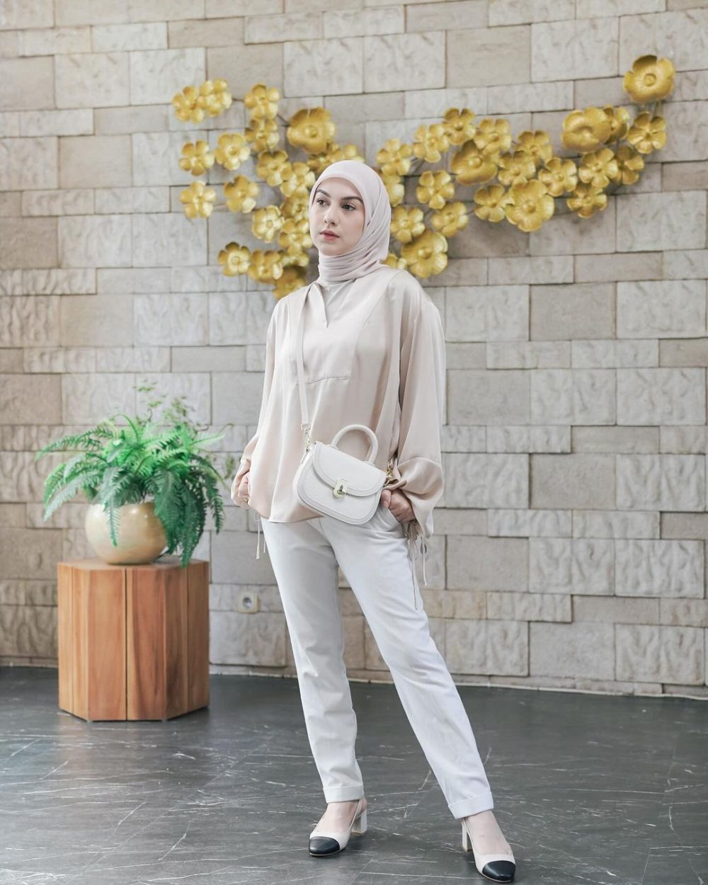 8 OOTD Hijab untuk Liburan ala Irish Bella, Catchy dan Leluasa