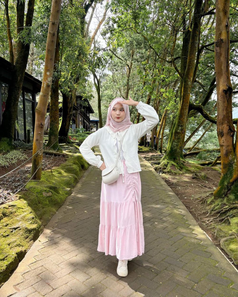 11 Ide Outfit Nuansa Pink dan Putih ala Siska Amera, Looks Girly!