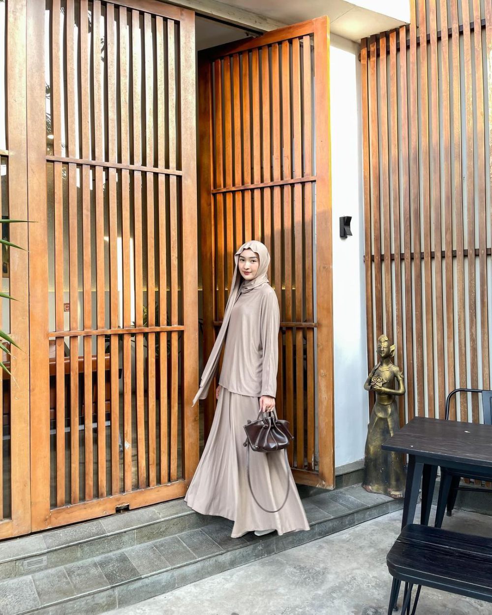 9 Gaya OOTD Minimalis ala Ingrid Yulika, Cocok buat Cewek Simple!