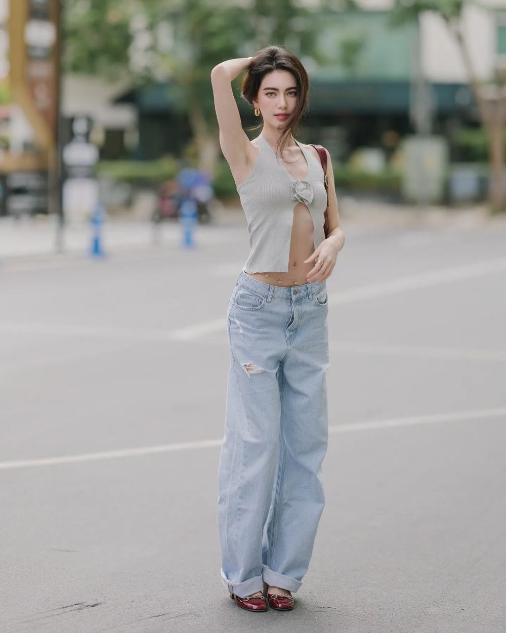 9 Inspirasi Casual Beach Outfit ala Davika Hoorne, Super Comfy!