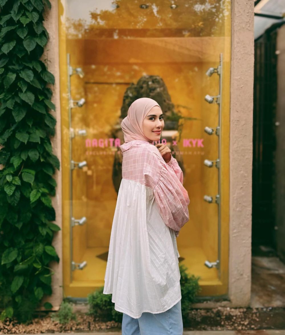 10 OOTD Hijab ala Syahnaz Sadiqah, Simple nan Anggun!