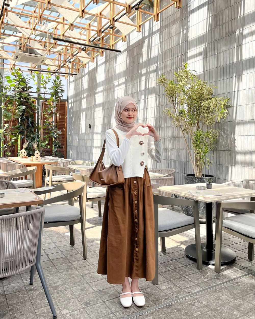 10 Ide Outfit Hijab Earth Tone ala Listy Septia, Favorit Cewek Bumi!