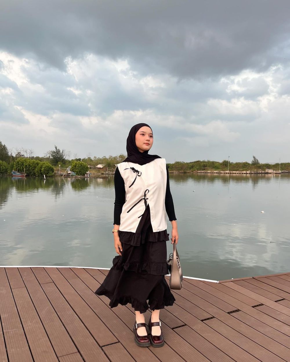 9 Inspirasi Outfit Monokrom ala Siska Amera, So Catchy!