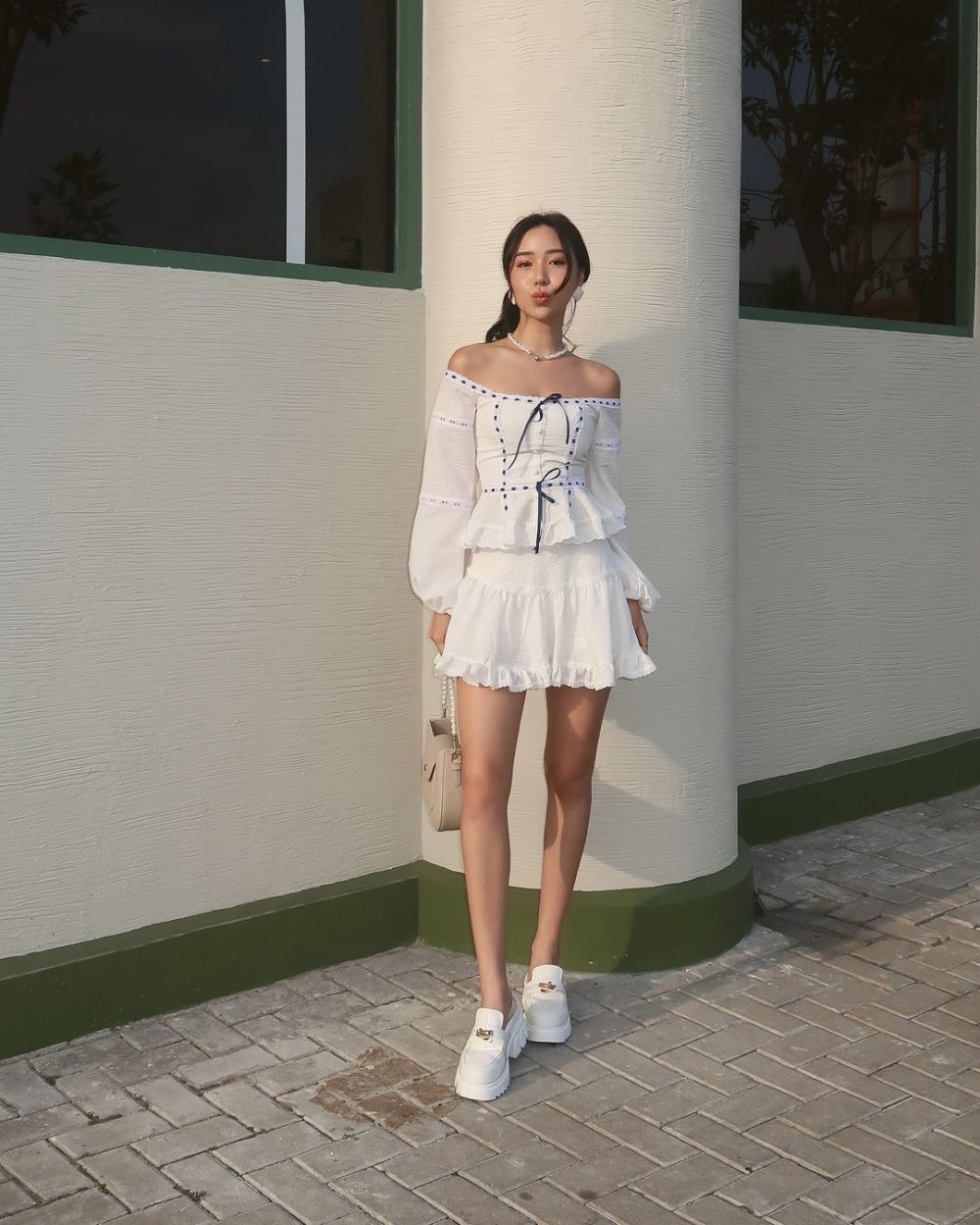 9 Rekomendasi White Outfit ala Shannon Dorothea, Minimalist Classy!