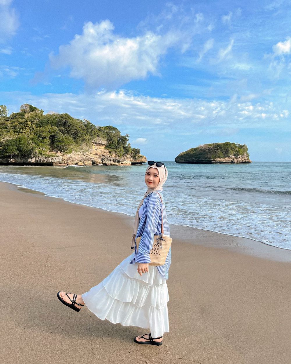 9 Inspirasi Hijab Beach Outfit ala Nindi Ariesti, Looks Chic!