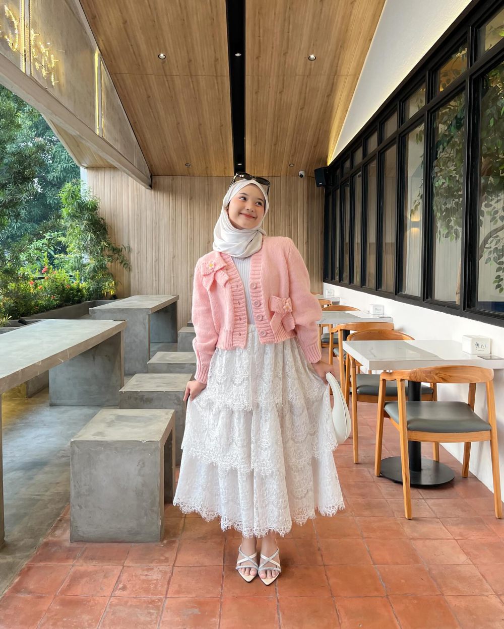 11 Ide Outfit Nuansa Pink dan Putih ala Siska Amera, Looks Girly!