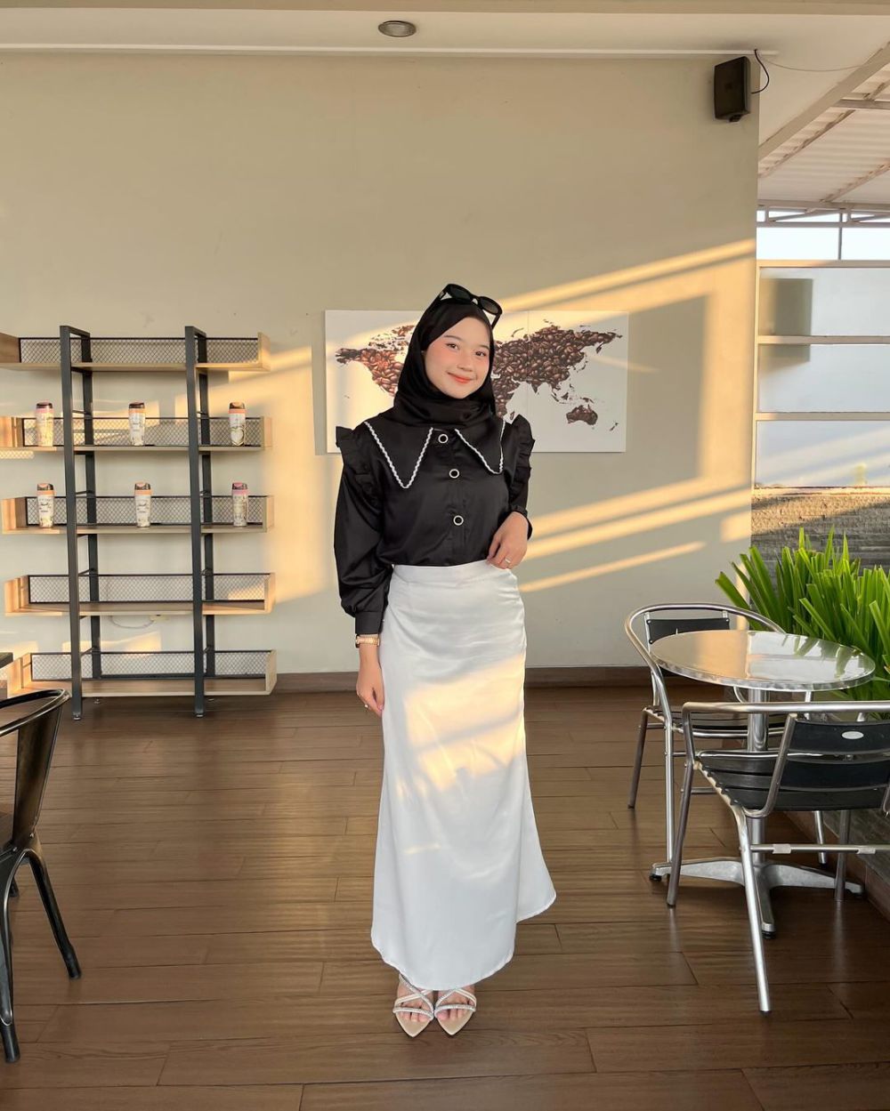 9 Inspirasi Outfit Monokrom ala Siska Amera, So Catchy!