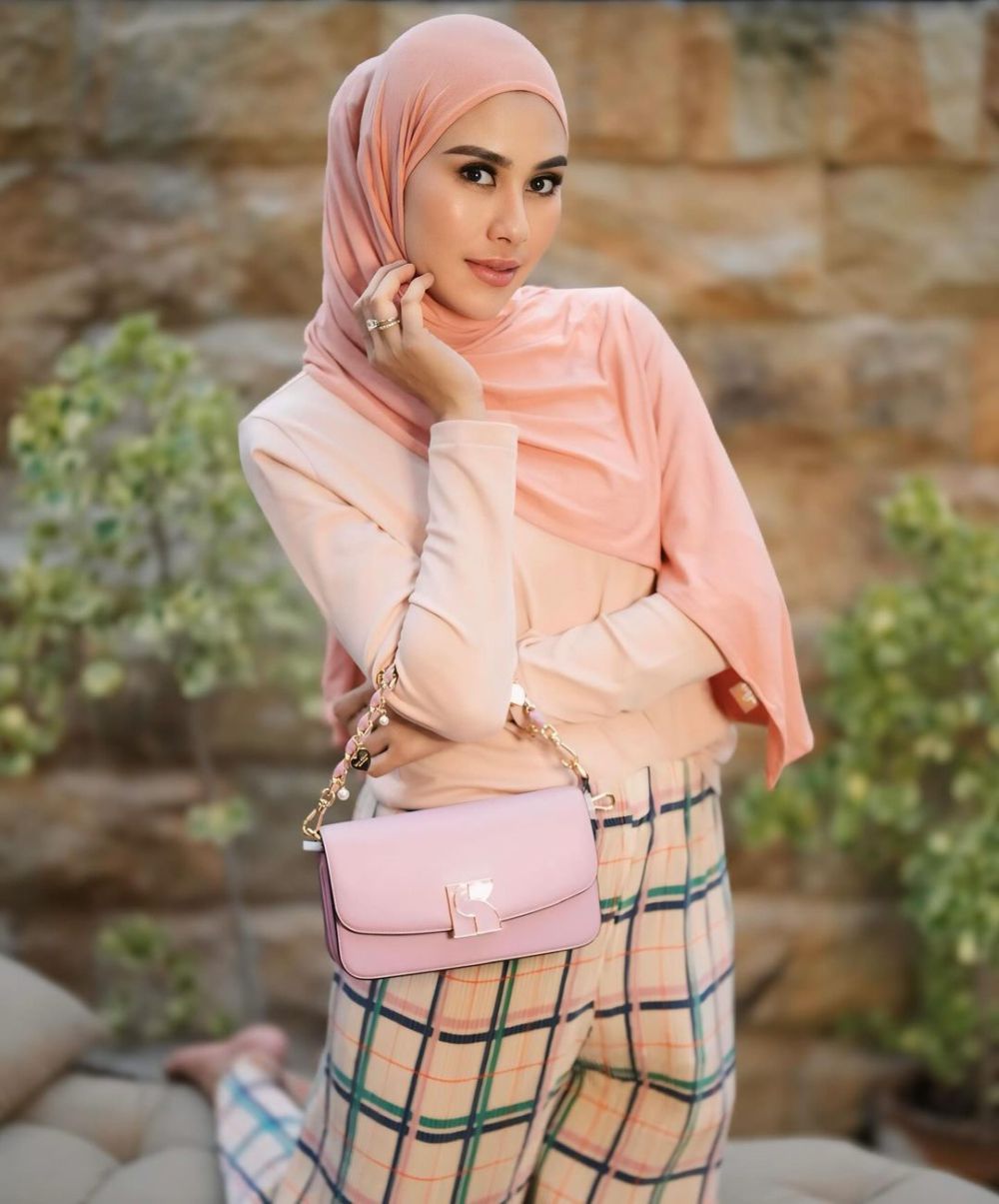 10 OOTD Hijab ala Syahnaz Sadiqah, Simple nan Anggun!