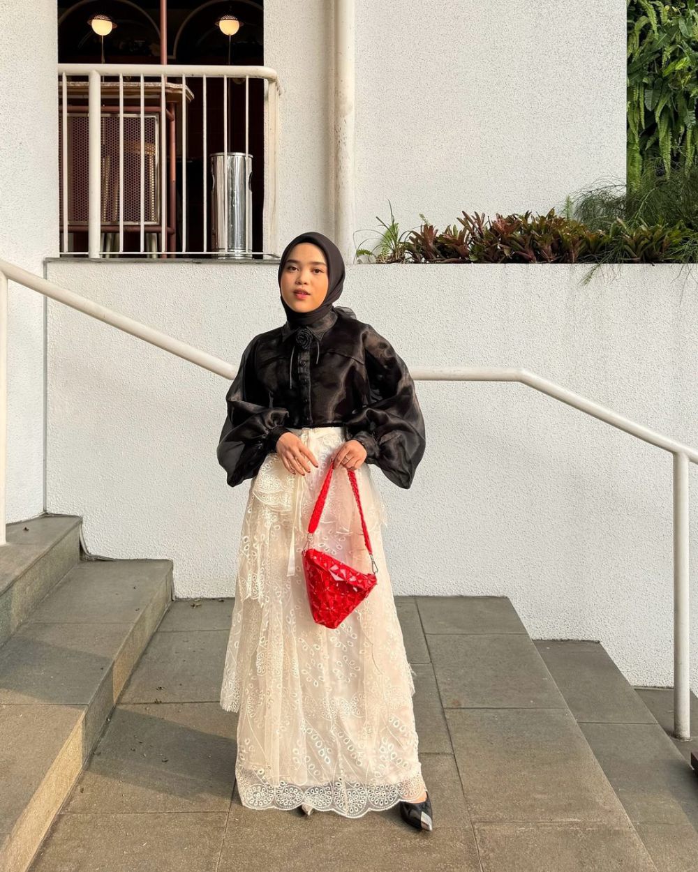 7 Ide Styling Kemeja Hitam ala Selebgram Hijabers, Looks Stunning!