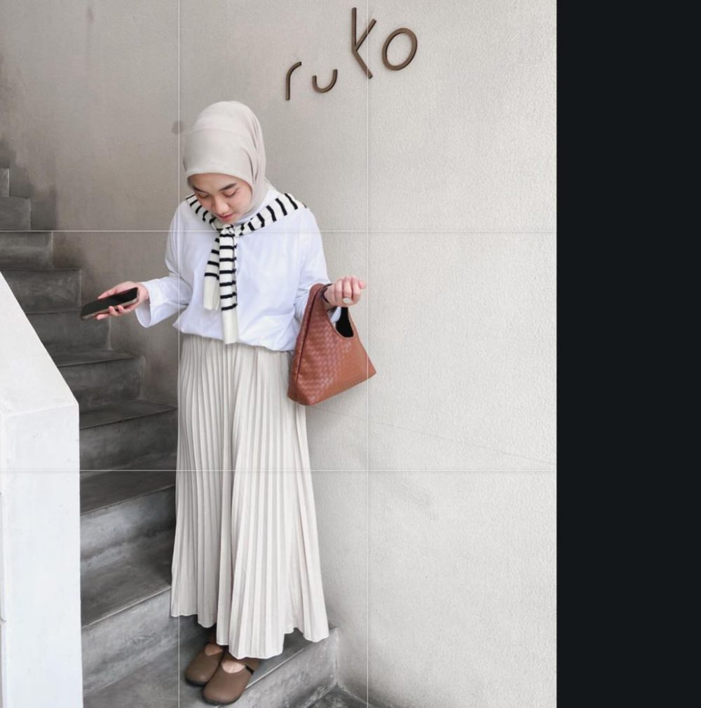 8 OOTD Hijab Nuansa Warna Putih ala Darma Putri, Manis Abis!