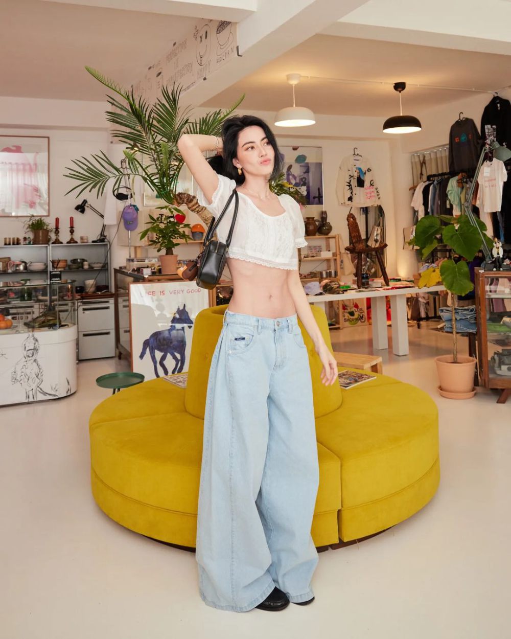 9 Inspirasi Casual Beach Outfit ala Davika Hoorne, Super Comfy!