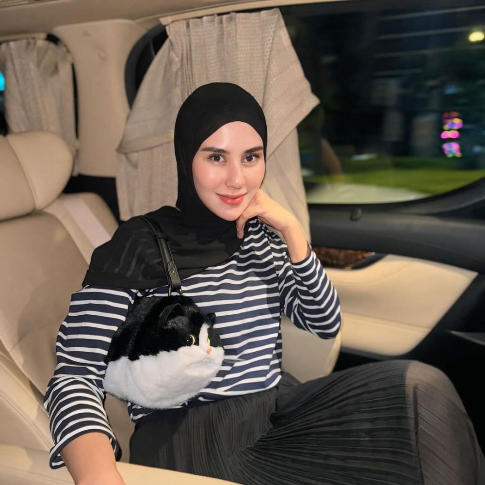 10 OOTD Hijab ala Syahnaz Sadiqah, Simple nan Anggun!