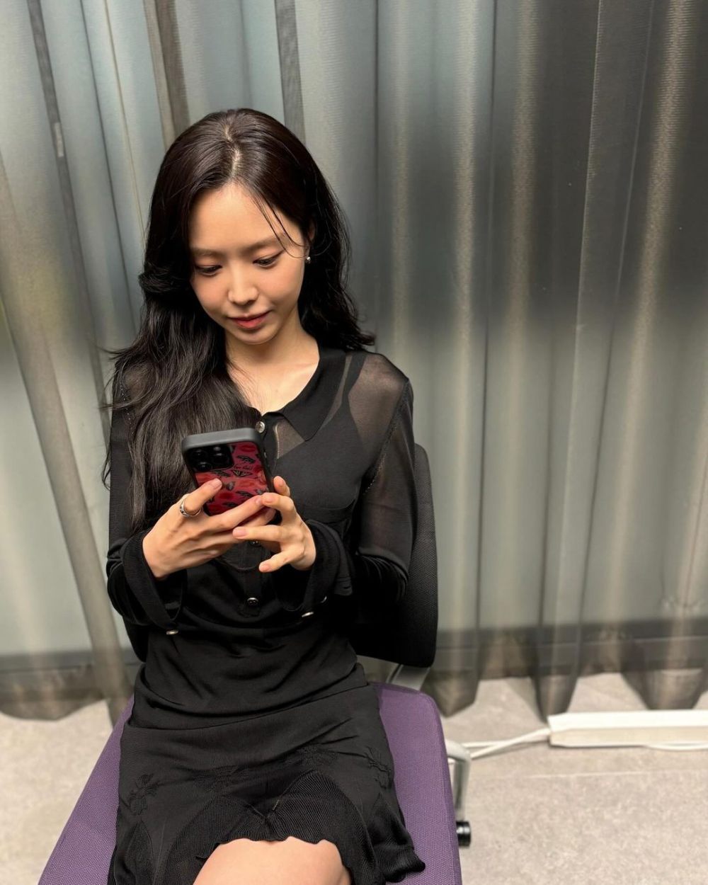 7 Outfit Elegan Serba Hitam ala Son Na Eun Pemain Romance in the House