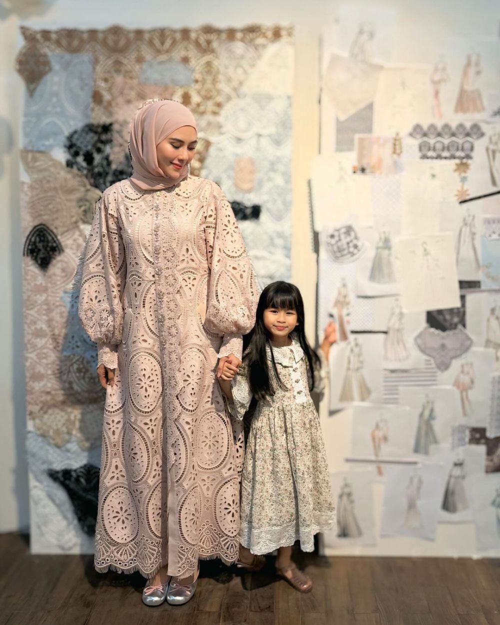 10 OOTD Hijab ala Syahnaz Sadiqah, Simple nan Anggun!