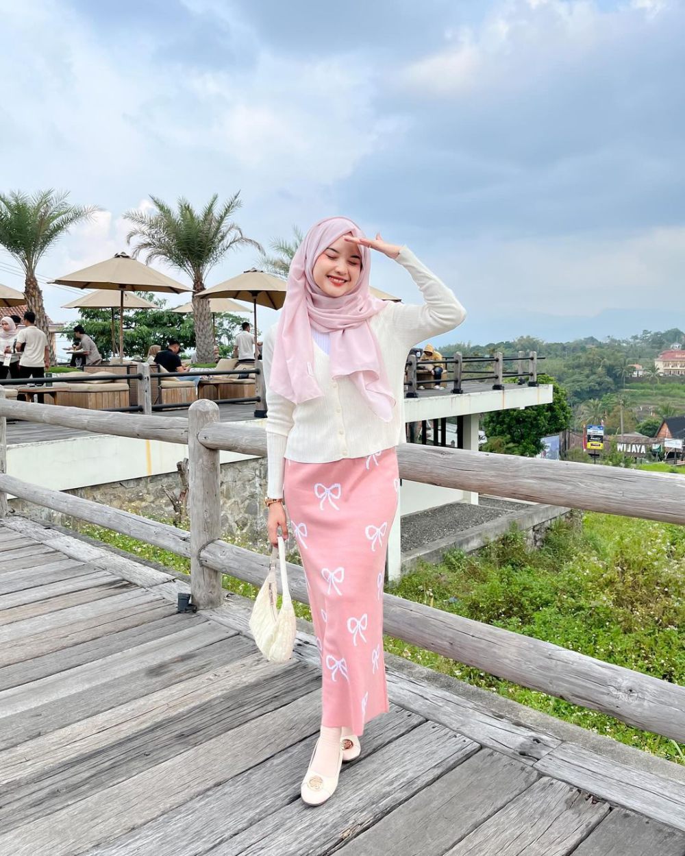 11 Ide Outfit Nuansa Pink dan Putih ala Siska Amera, Looks Girly!