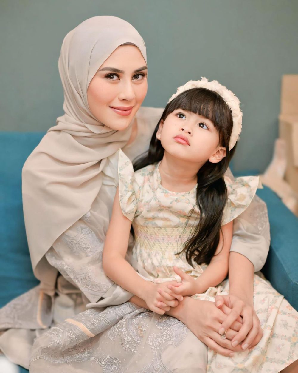 10 OOTD Hijab ala Syahnaz Sadiqah, Simple nan Anggun!