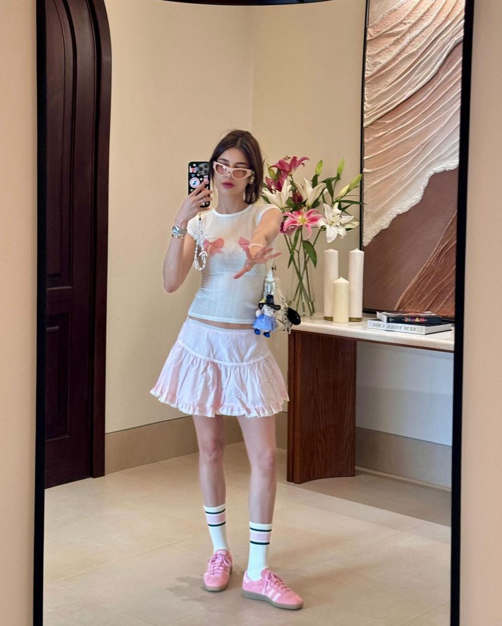8 Mirror Selfie ala Sabrina Chairunnisa yang Banyak Gaya!