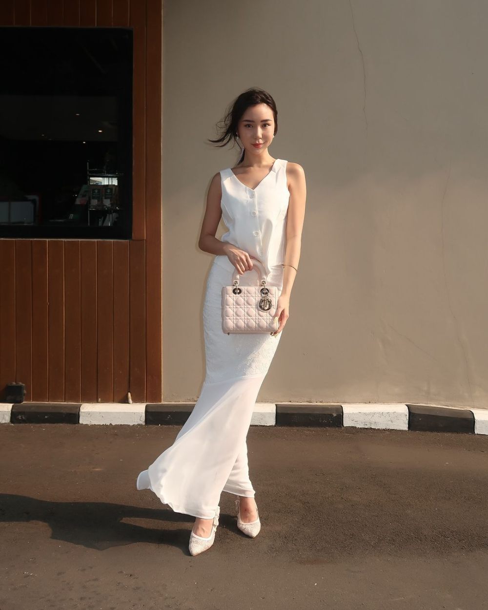 9 Rekomendasi White Outfit ala Shannon Dorothea, Minimalist Classy!