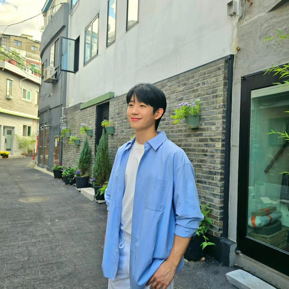 6 Ide OOTD ala Jung Hae In Pemain Love Next Door, Simpel dan Modis!